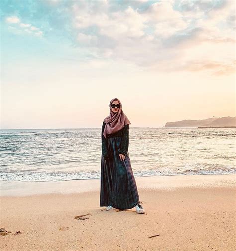 Referensi Outfit Hijab Ke Pantai Ala Selebgram Indonesia