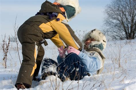 Kinder Die Im Schnee Spielen Stockfoto Bild Von Spielen Winterzeit