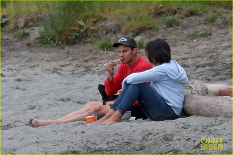 jamie dornan and wife amelia warner eat a romantic sushi dinner on the beach photo 3673635