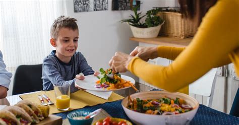 Tous nos conseils pour équilibrer chaque repas selon lâge des enfants