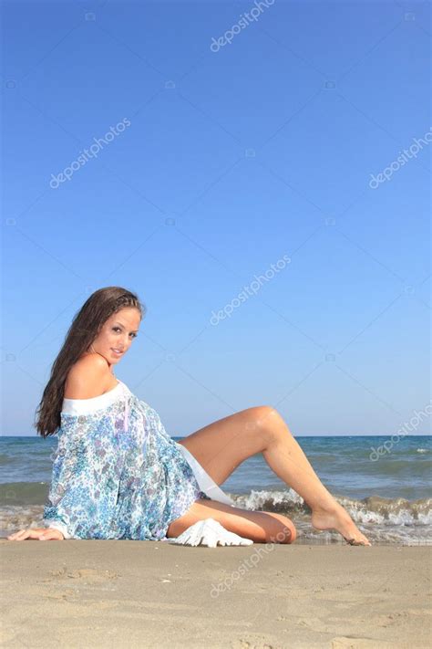Chica atractiva en la playa fotografía de stock netfalls Depositphotos