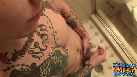 matón con tatuajes acariciando su gran polla en el baño xhamster
