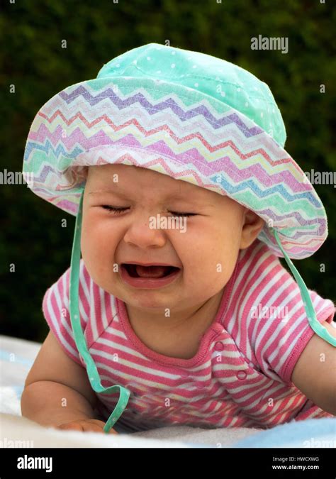 Crying Baby Lies On A Meadow And Is Sad Weinendes Baby Liegt Auf Einer