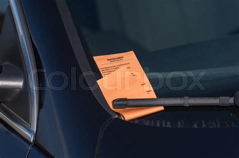 Parkeringsbøde i forrude på bil | Stock foto | Colourbox