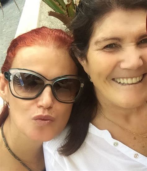 O discurso oscila entre o pungente e o cru. Dolores Aveiro recebe carro de milhares de euros e mostra ...