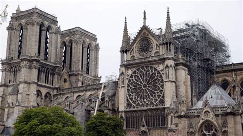 Elbontják a Notre Dame leégett huszártornya körüli állványzatot SZMSZ