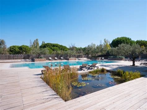 Découvrez Lespace Baignade Du Camping Les Petits Camarguais