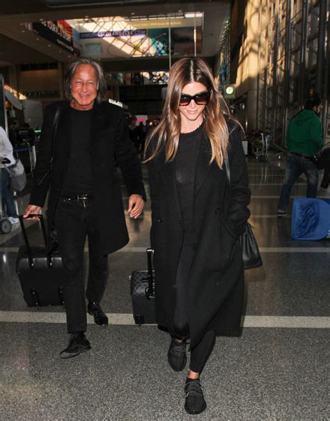 vidéo mohamed hadid et sa fiancée shiva safai à l aéroport de lax à los angeles le 28