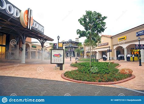 In this johor premium outlet year end sale 2019, you can enjoy savings up to 80% off on bottega veneta and gucci special sale. Johor Premium Outlets, Indahpura Editorial Stock Photo ...