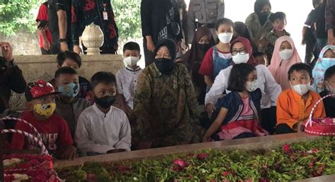 Mensos Risma Ajak Anak Yatim Piatu Korban Covid Ziarah Ke Makam Bung