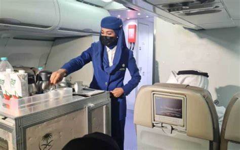 مفاجأة صادمة من مضيفة طيران سعودية كشفت حقائق مثيرة عن ما يحدث على متن طائرات