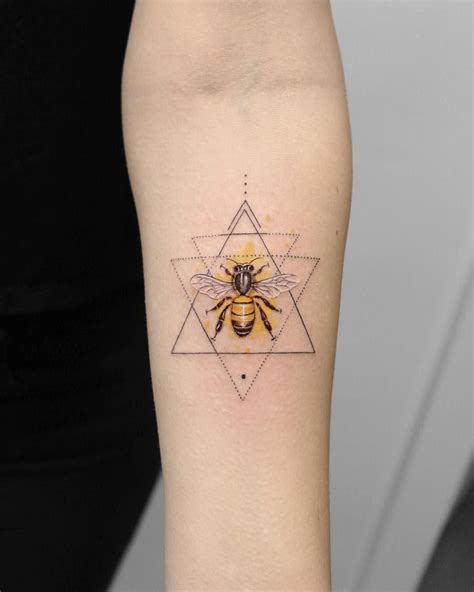 Tattoo Minimalistic Minimalisttattoos Body Tattoos Minimalist Bee