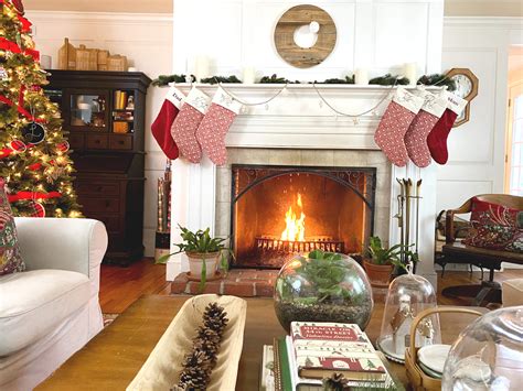 Perfect Farmhouse Red Christmas Fireplace Mantel Decor With Christmas