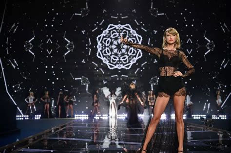 Taylor Swift Sings At Victorias Secret Fashion Event