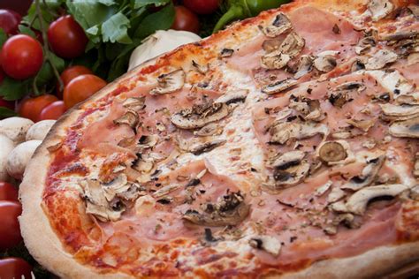 Pizza Prosciutto e Funghi | Trenta Pizza Restaurant