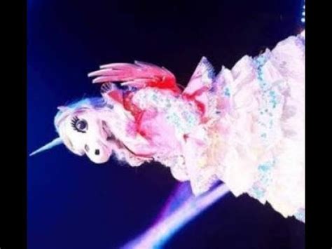 La prima maschera è stata svelata. Il cantante mascherato, chi è l'Unicorno? "Sono una ...