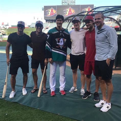 Ohtani Fan On Twitter Shohei With Players From The Anaheim Ducks