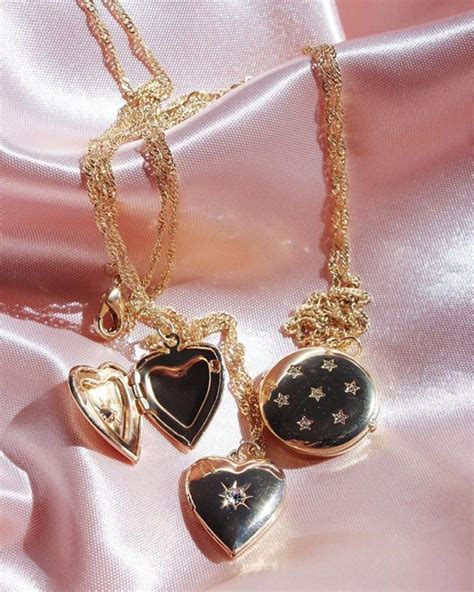 21 Locket Necklaces For Sentimental — Or Aesthetic — Purposes Fashionista