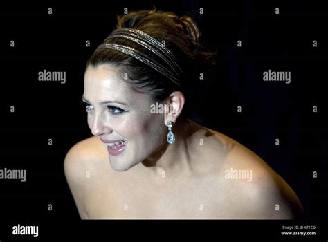 Drew Barrymore Arriving At The Film Premiere Of Music And Lyrics At Odeon Cinema In London S