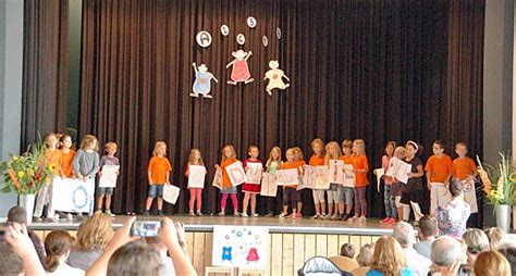 Konrad adenauer, erster bundeskanzler der bundesrepublik. Buntes Programm bei Einschulungsfeier der Grundschule Marbach