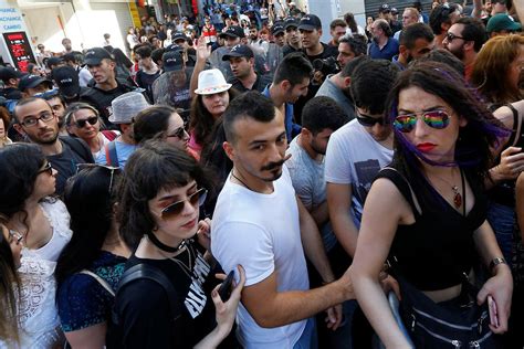 istanbul pride turkish riot police fire rubber bullets at lgbt marchers the independent the