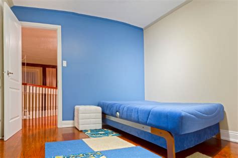 Reds, oranges, yellows and white are over stimulating and can be highly disturbing, whereas blues, greens, purples, browns and black are soothing and comforting. Room Colors for Boys