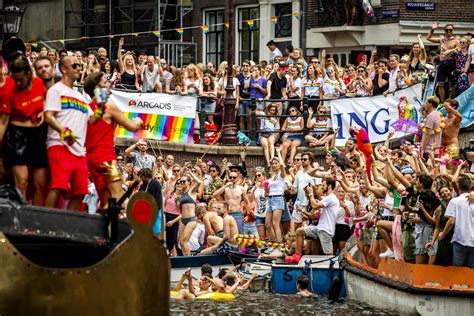 forse kritiek op ‘te witte amsterdam pride ‘doek de canal parade helemaal op foto ad nl