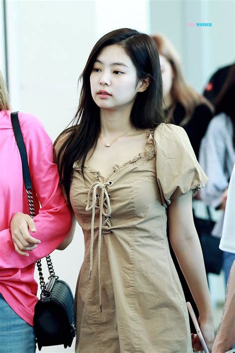 Jisoo, jennie, rosé, and lisa. Golpean a Jennie de BLACKPINK con una maleta en el aeropuerto