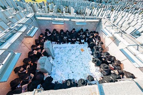 Chabad Rabbis At Rebbes Ohel The Jewish Star