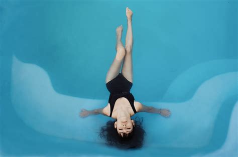 Gambar Wanita Menyelam Bawah Air Kolam Renang Biru Pusaran Air