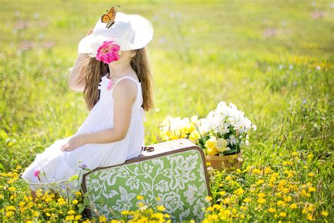 無料画像 自然 屋外 工場 女の子 女性 芝生 草原 夏 旅行 若い 春 緑 黄 花嫁 フラワーズ スーツケース 肖像写真 4955x3304