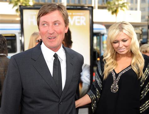 Wayne Gretzky Wife And Daughter Paulina Gretzky Closes Racy Twitter