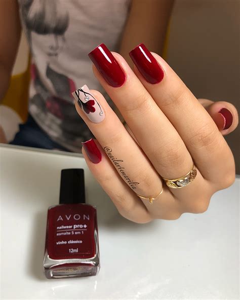 Unas flores sencillas para uñas garantizan una decoración bien trabajada, cuidada y hermosa a la vista. 26 Melhores Ideias de Unhas Decoradas com Flor