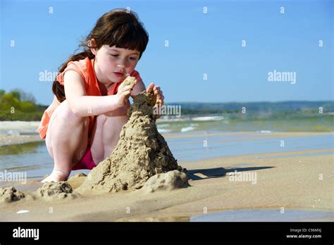 Kinder Am Strand Junge Mädchen Spielen In Den Sand Sandburgen Zu Machen Stockfotografie Alamy