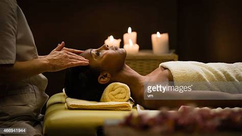 Massage Black Woman Photos Et Images De Collection Getty Images