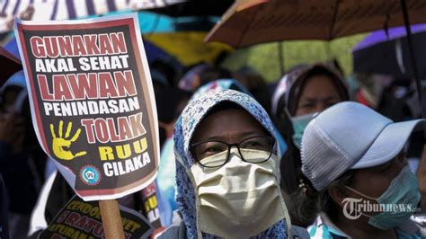 Apakah para pelajar sudah mematuhi aturan larangan membawa kendaraan disekolah? Pemerintah Dinilai Tidak Transparan soal Omnibus Law ...