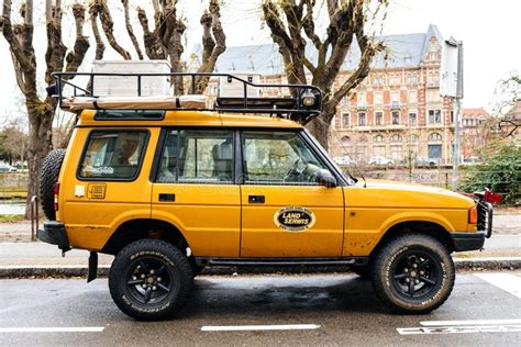 Vista Lateral Del Vintage Nuevo Land Rover Amarillo Imagen De Archivo