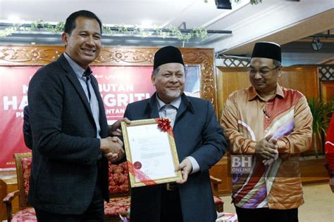 — picture by yusof mat isa. Tiada keperluan pegawai SPRM di pejabat MB Kelantan - Mohd ...