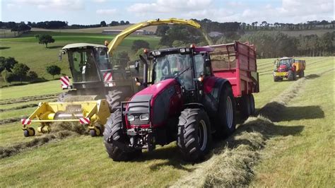 Suivez Emilien à l ensilage d herbe John Deere 6810 Valtra T140 Vs