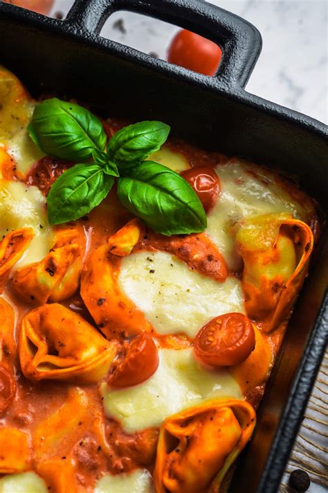 Tortellini Im Tomate Mozzarella Style Mit Frischem Basilikum Feedmedaily