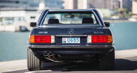 The still unbeaten record production figure of 237,287 vehicles impressively demonstrates the special popularity of this series. Dieser Mercedes 560 SL 6.0 AMG vertreibt den "Businessman ...
