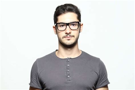 تعرف معنا من مزيون على القصة التي تناسب شكل وجهك، فقل وداعا للحيرة وطبق الشكل التالي! الوجه البيضاوي للرجال - موسوعة