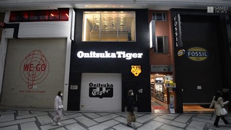 感染者増えてきたから緊急事態宣言 ↓ 減ったな解除 ↓ あわわまた増えてきた. 緊急事態宣言 翌日の大阪 - YouTube