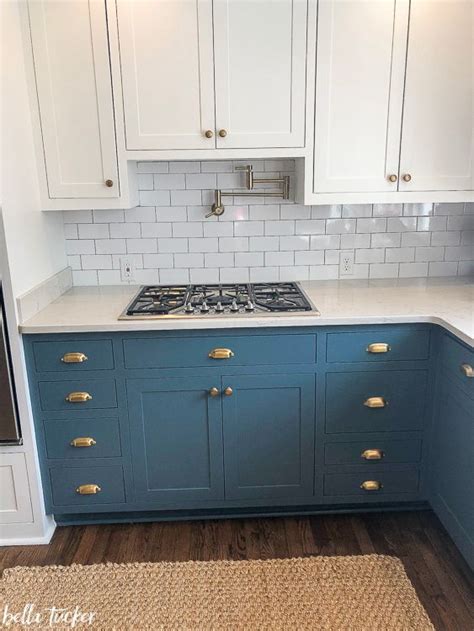 I love this trend so much, and i hope it becomes a classic. Blue and White Two Toned Kitchen Cabinets | Teal kitchen ...