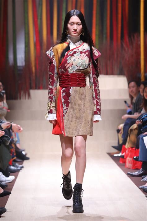 chinese-designs-wow-at-shanghai-fashion-week-shine-news