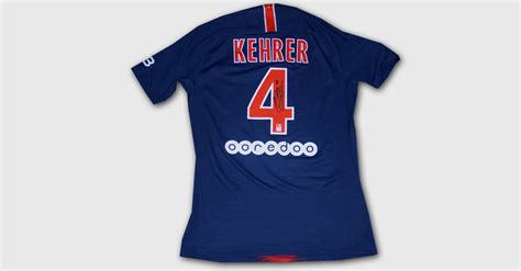 Günstig, schnell und bequem online bestellen. Paris St-Germain-Star Thilo Kehrer signiert sein Trikot
