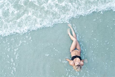 de bikini van de vrouwenslijtage die op het strand liggen stock afbeelding afbeelding