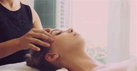 une femme se fait masser le visage et la tête dans un spa de luxe vidéos envato elements