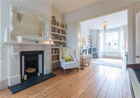 And here are those opulent, regal and beautiful victorian bedrooms that you see in period films, which hollywood seems to be all too fond of! Pin by Kass on Dream house | Victorian terrace interior ...