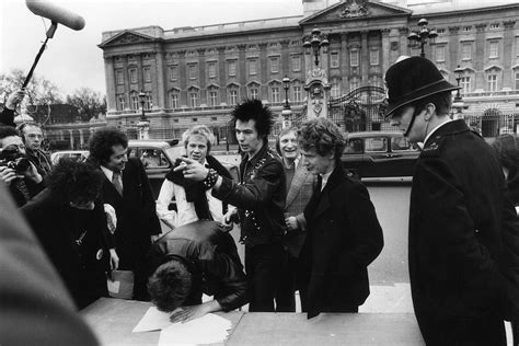 I Sex Pistols Firmano Il Loro Contratto A Sfregio Davanti Buckingham Palace Modernaut